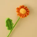 Détail d'un tournesol crocheté main avec pétales orange et un cœur jaune vif - Jaune Orangé