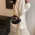 Dettaglio borsa Hanfu vintage nera con ricami floreali dorati e nappa azzurra chic - Nero (Mano Catena Lunga)