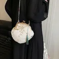 Borsa a tracolla Hanfu bianca con ricami floreali dorati e nappa di seta blu - Beige (Mano Catena Lunga)