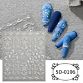 Makroaufnahme von 5D-Präge-Nagelstickern mit weißen Blumenreliefs auf matten blauen Nägeln - 5d106 (nackter Film)