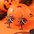 Boucles d'oreilles de Noël Grinch en acrylique avec costume de Père Noël rouge - Style de Monstre Vert Dessin Animé (WEH3702)