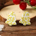 Pendientes de árbol de Navidad chic con patrón de leopardo amarillo sobre blanco - Blanco con Patrón Amarillo