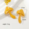 Gelbe Pilzohrringe mit Perlen und Schmetterling-Dekor auf 4,2 cm langen Tropfensteckern - Gelb
