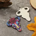 Orecchini bohémien in legno a forma di teschio di toro con motivi a rose colorate - Teschio di Toro Stampato Colorato (WEH3923)