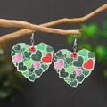 Orecchini a cuore in legno fatti a mano con motivi colorati su ramo naturale - Stile motivo cuore multicolore