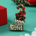Gros plan d'une broche ange de Noël avec strass colorés sur un fond festif élégant - Antique KC Gold Stocking (BR1336)