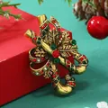 Broche canne de Noël scintillante avec strass colorés sur une boîte cadeau rouge - Antique Gold Candy Cane (BR1330)