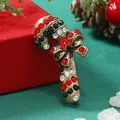 Dettaglio di una spilla a bastoncino di zucchero vintage con strass su sfondo festivo - Bastoncino Multicolore Oro Antico (BR1253)