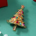 Dettaglio macro della spilla a forma di albero di Natale con strass colorati su metallo - Albero di Natale Multicolore Oro KC (BR1342)