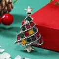 Dettaglio spilla albero di Natale in argento vintage con strass colorati su sfondo festivo - Albero Multicolore Argento Antico (BR1344)