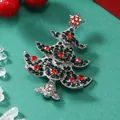 Dettaglio della spilla a forma di albero di Natale con strass su sfondo festivo - Albero di Natale K Bianco (BR1331)