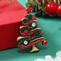 Dettaglio spilla albero di Natale vintage con strass colorati e stella rossa in cima - Albero Oro KC Antico (BR1332)