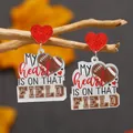 Orecchini da football in acrilico con cuori rossi glitterati e scritte leopardate chic - Stile Football My Heart Is On That Field (WEH4516)