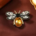 Eleganter Gold-Bienen-Brosche mit gelben und weißen Kristallen auf dunkler Seide - Gelb
