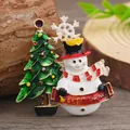 Spilla natalizia in smalto con pupazzo di neve e albero su fondo in legno naturale - Pupazzo di Neve Oro Bianco Verde Scuro (WBR314)