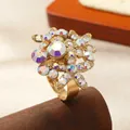 Anello floreale con cristalli Aurora Borealis e fascia regolabile in oro scintillante - Stile Fiore Strass AB (X1889)
