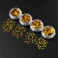 Dettaglio di paillettes dorate per nail art in forme di cuore, stella e cerchio - Oro