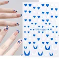 Dettaglio degli adesivi per unghie STZ-CS062 con motivi a cuore blu e bianchi e linee a V - Stile V Francese Cuore Blu Bianco (STZ-CS062)