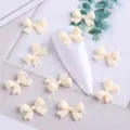 Ciondoli per unghie a fiocco 3D color panna con finitura opaca su unghie finte - Stile a Pois Intagliati / Bianco Sporco (DD05)