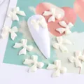 Fiocchi in resina bianco avorio opaco per nail art con trama a nastro su sfondo pastello - Bianco (XR04)