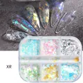 Makroansicht von 6-Gitter-Nagel-Aurora-Flocken und Pailletten in verschiedenen Farben - Schnee Stil (XR)