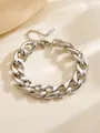 Detailweergave van zilveren Cubaanse schakelarmband met karabijnsluiting en verstelbare link - Grote schakelarmband - staal S4084