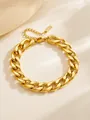 Detail van gouden Cubaanse schakel met karabijnsluiting en S-STEEL gravure in 18K goudkleur - Middelgrote schakelarmband - goud S4082