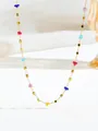 Primer plano del collar de cuentas doradas con colgantes de corazones de cristal de colores - Collar Corazón Multicolor (X1124) / Dorado