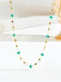 Detalle de collar dorado con cristales de corazón verde y cuentas cuadradas metálicas - Collar Corazón Verde (X1090) / Dorado