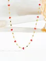Vista detallada del collar de cadena dorada con cristales de corazón rojos y cuentas de oro - Collar Corazón Rojo (X1123) / Dorado