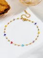 Detailopname van vergulde roestvrijstalen ketting met gekleurde hartjes en kralen - Veelkleurige Hart Enkelband (J815) / Goud