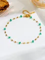 Gedetailleerde close-up van gouden ketting met groene kralen en kreeftsluiting op kaart - Groene Hart Enkelband (J816) / Goud