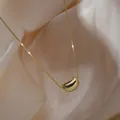 Elegante collar de acero de titanio dorado con colgante de grano pulido sobre seda fina - Estilo Frijol (x975) / Dorado