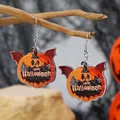 Detail van Halloween acryl oorbellen met pompoen, vleermuisvleugels en spinnenwebben - Happy Halloween Pompoen Vleermuis Stijl (WEH5288)