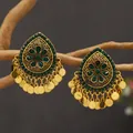 Λεπτομέρεια από boho σκουλαρίκια σταγόνα με πράσινες πέτρες και χρυσά φλουριά σε ξύλο - Πράσινο Αντίκ Χρυσό (weh3415)