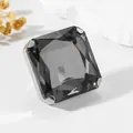 Anello con grande cristallo quadrato grigio fumo su montatura metallica argento lucido - Apertura Regolabile / Grigio