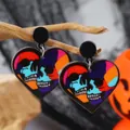 Halloween Herz Acryl Ohrringe mit bunten Totenkopf Prints an einem trockenen Ast - Bunter Psychedelischer Totenkopf Stil (weh5182)