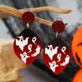 Halloween oorbellen met spookprint, rode glitters en een feestelijk ruitvormig ontwerp - Rode Glitter Spookprint Stijl (WEH5184 Witgoudkleur)
