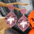 Detail van roze glitter acryl Halloween oorbellen met spook- en vleermuisprints - Roze gemengde feestelijke elementen stijl (WEH5188 witgouden afwerking)