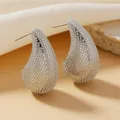Primer plano de pendientes plateados con forma de gota y superficie de textura rugosa - Estilo de Textura Granulada (WEH4950) / Plateado