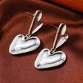 Pendientes asimétricos vintage de plata en forma de corazón con acabado texturizado y perla - Colgante Corazón Doble (WEH4286 Plata Antigua)