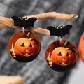 Detalle macro de pendientes de Halloween con diseños de murciélago y calabaza linterna - Estilo Linterna de Calabaza y Vela (weh5519)