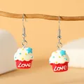 Detailopname van handgemaakte cupcake-oorbellen met Love-tekst en kleurrijke sterren - Rode Love Cupcake Stijl (WEH5020)