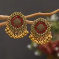 Bohemian χρυσά σκουλαρίκια Jhumka με κόκκινα στρας και μεταλλικά κρόσσια χαντρών - Κόκκινο Αντίκ Χρυσό (weh3403)