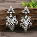 Details von böhmischen Silber-Ohrringen mit geometrischen Dreiecken und Blatt-Quasten - Doppel Dreieck Geometrisch Quaste Stil (WEH5446 Antik-Silber)