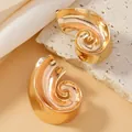 Dettaglio di orecchini a spirale dorati su pietra con sfondo di seta beige raffinato - Stile Lumaca a Spirale Oro (WEH4958)