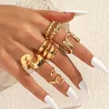 Gros plan d'un ensemble de bagues dorées avec textures tressées et motifs polis - Or KC (WR1019 Or KC Moyen)