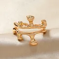 Gros plan d'une bague irrégulière dorée style lave liquide sur satin de soie champagne - Style Irrégulier Art Moderne (WR1030)