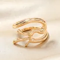 Détail macro d'une bague ouverte dorée style lave sur fond de soie champagne - Style Profilé Goutte de Lave (WR1031)