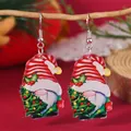 Boucles d'oreilles gnome de Noël avec chapeau rayé rouge et crochets en argent - Style Gnome au Chapeau Rayé (WEH5652)